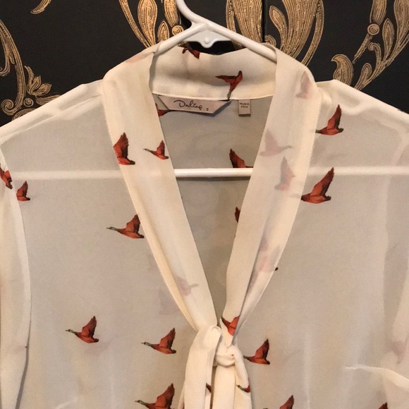 White blouse with light brown bird design - Picture 2 of 6